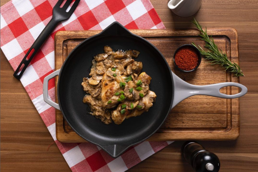 koteletten-met-champignons-in-gietijzeren-pan